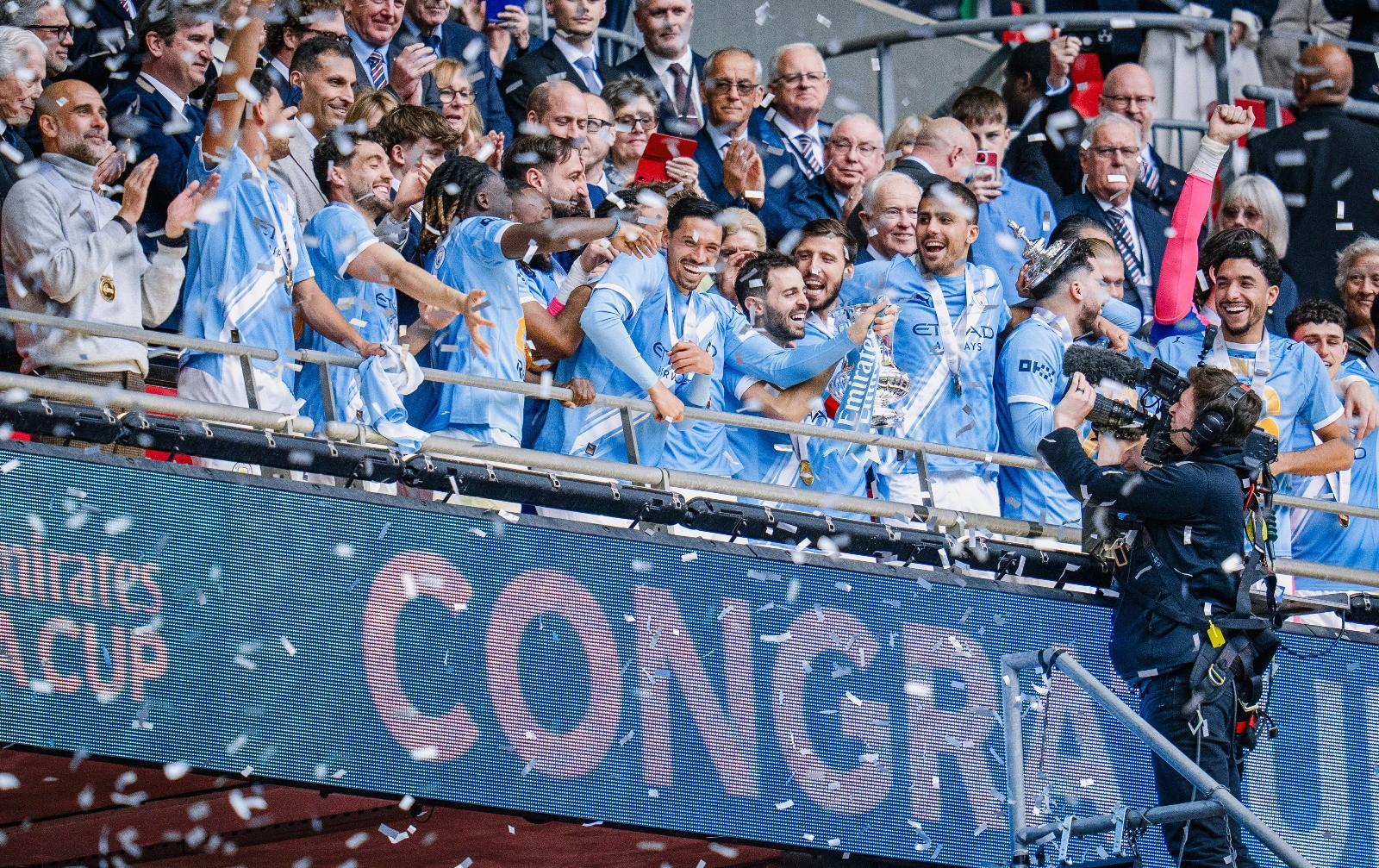 PERAYAAN JUARA - Perayaan para pemain Manchester City saat menjuarai Piala FA 2025/2026 usai kalahkan Chelsea 0-1 pada laga final di Wembley Stadium, London, Sabtu (16/5) malam WIB.