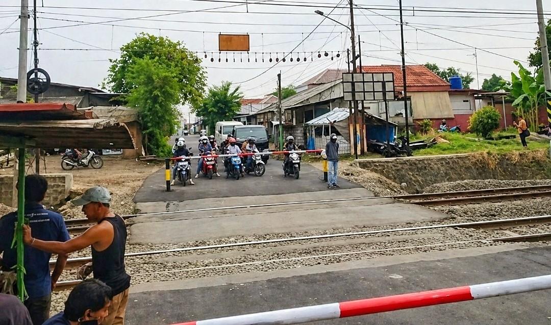 Potret Pilu Usai Tragedi KRL di Bekasi, 16 Nyawa Hilang: Antara Harum Bunga dan Ironi Palang Bambu