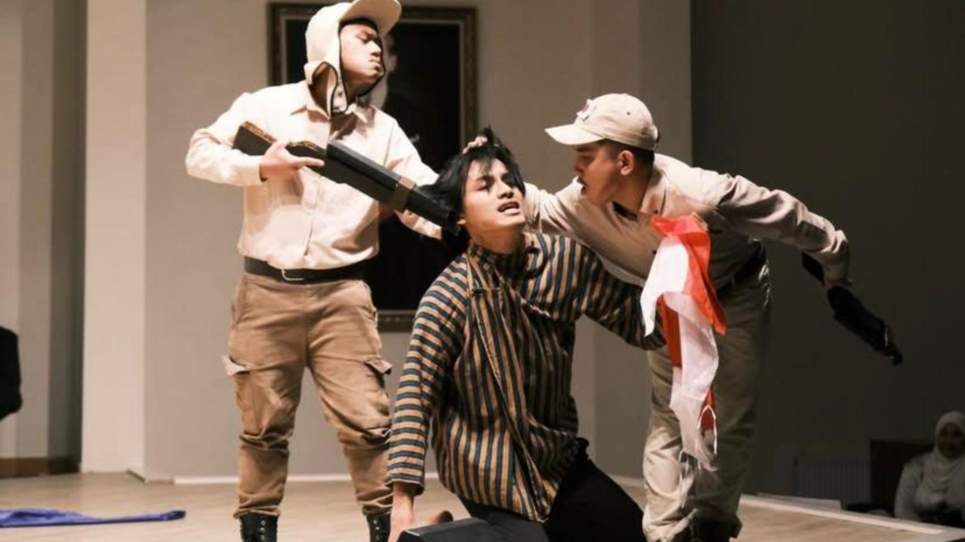 KHAYA - Pertunjukan teater di acara KHAYA 2025, menggambarkan adegan pribumi yang sedang dijajah oleh tentara Jepang. Kastamonu Harika Endonezya (KHAYA) sukses digelar di Kastamonu Üniversitesi sebagai ajang diplomasi budaya yang memperkenalkan sejarah dan kekayaan seni Indonesia kepada masyarakat Turki
