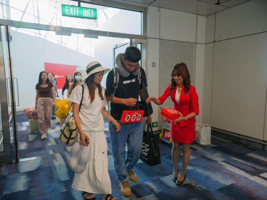 Pesawat-AirAsia-dengan-nomor-penerbangan-QZ-400-dari-Jakarta-mendarat-di-Hong-Kong-p.jpg