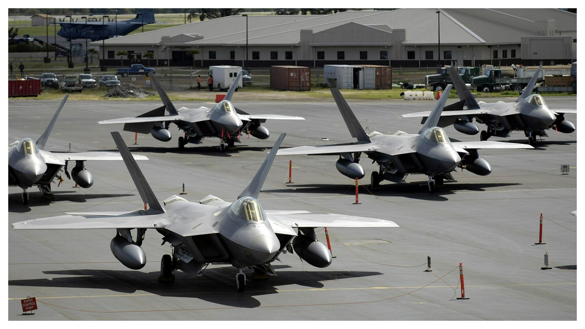 JET TEMPUR SILUMAN - Pesawat F-22 Raptors berada di jalur penerbangan di Pangkalan Angkatan Udara Hickam, Hawaii, pada 12 Februari 2007