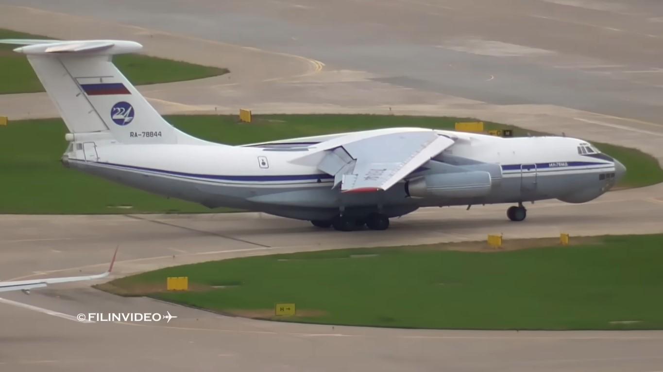 PESAWAT JUMBO RUSIA - Tangkap layar YouTube FILINVIDEO✓Aero, memperlihatkan Pesawat Il-76 sebelum lepas landas dari Sochi, Rusia.