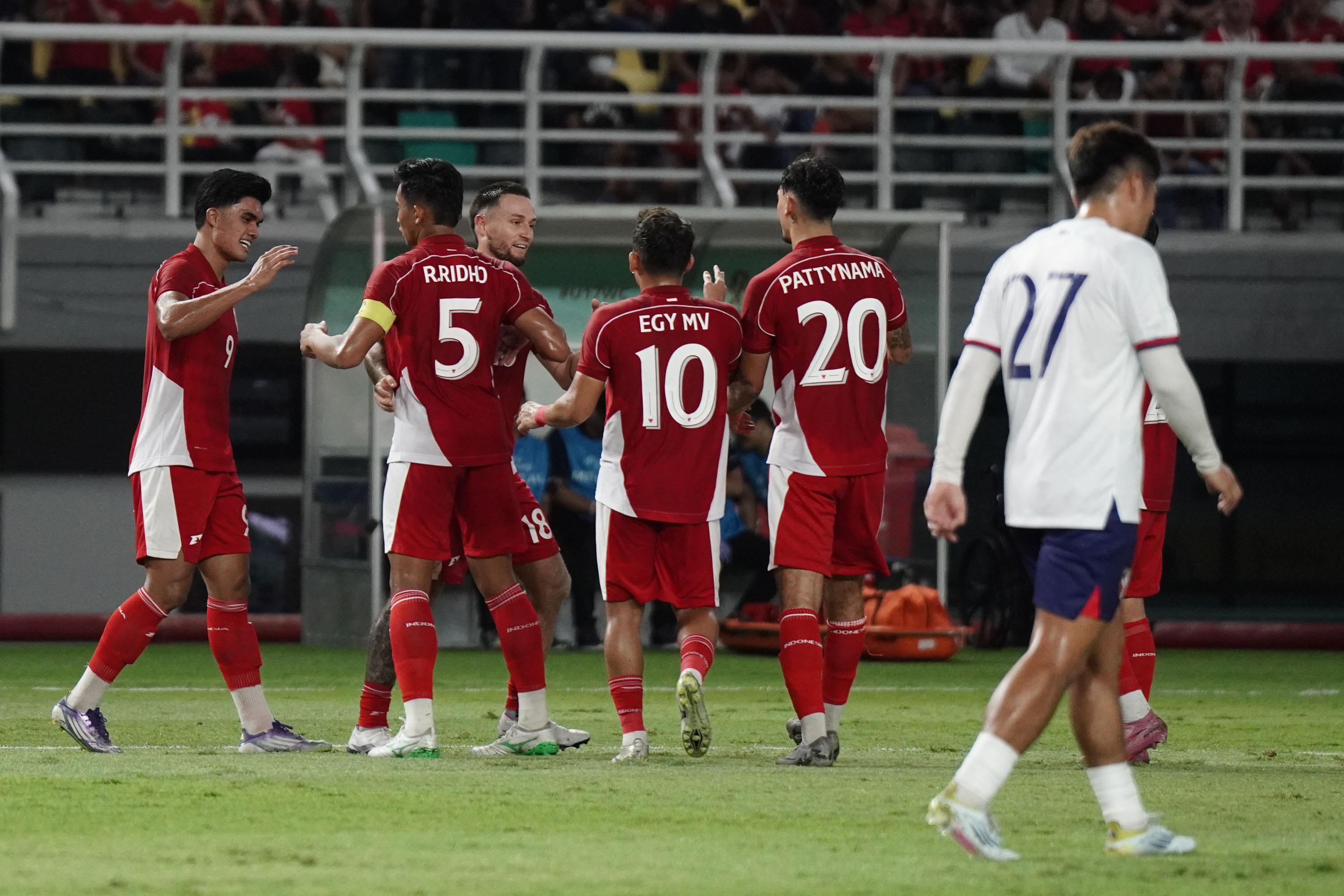 SELEBRASI - Pesepak bola Timnas Indonesia, Marc Klok (ketiga kiri) merayakan golnya dengan rekan setimnya saat melawan China Taipei dalam pertandingan FIFA Matchday di Stadion Gelora Bung Tomo, Surabaya, Jumat (5/9/2025) malam. TRIBUNNEWS/Muhammad Nursina