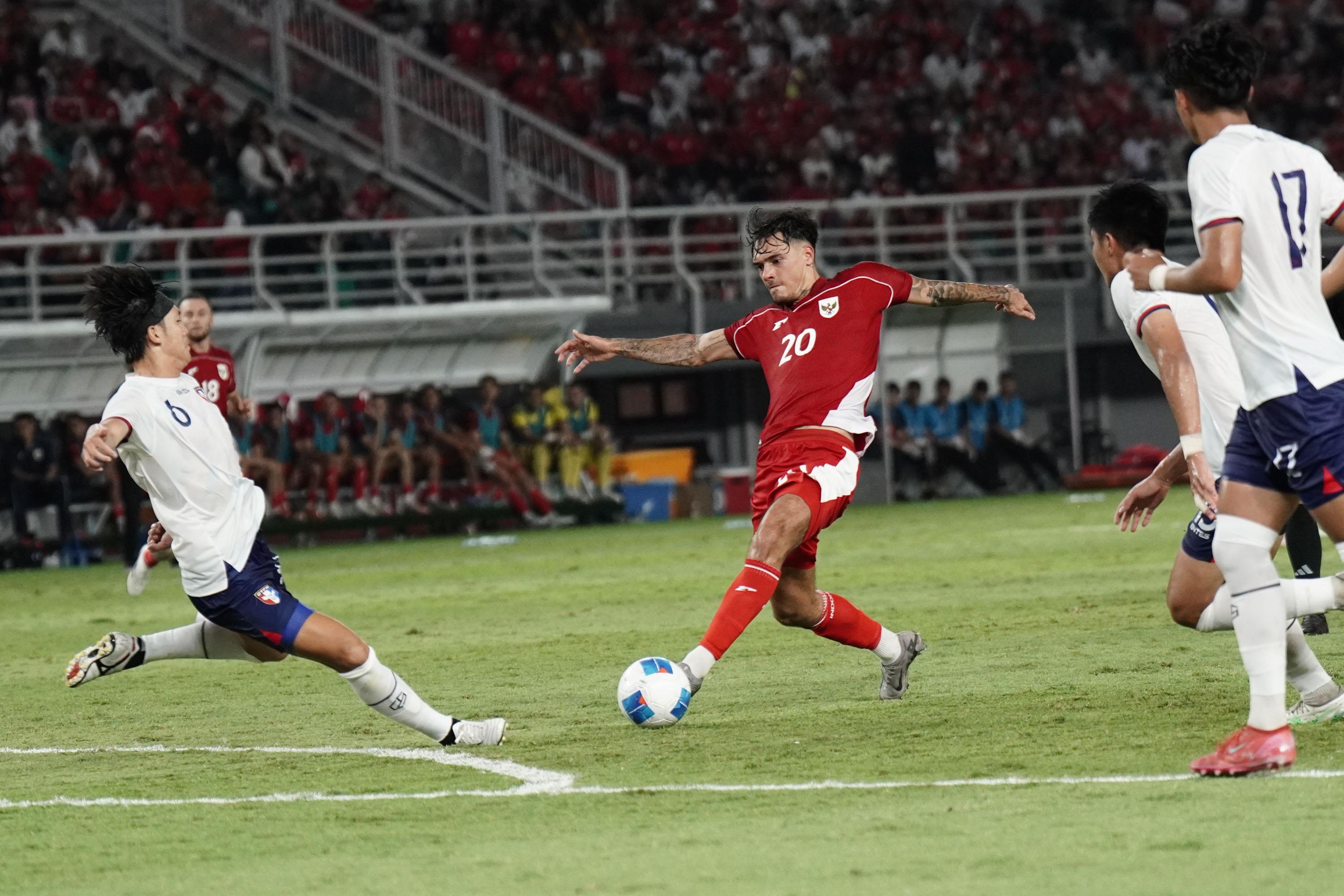 Pesepak-bola-Timnas-Indonesia-Shayne-Pattynama-diadang-sejumlah-pesepak-bola-China-Taipei.jpg