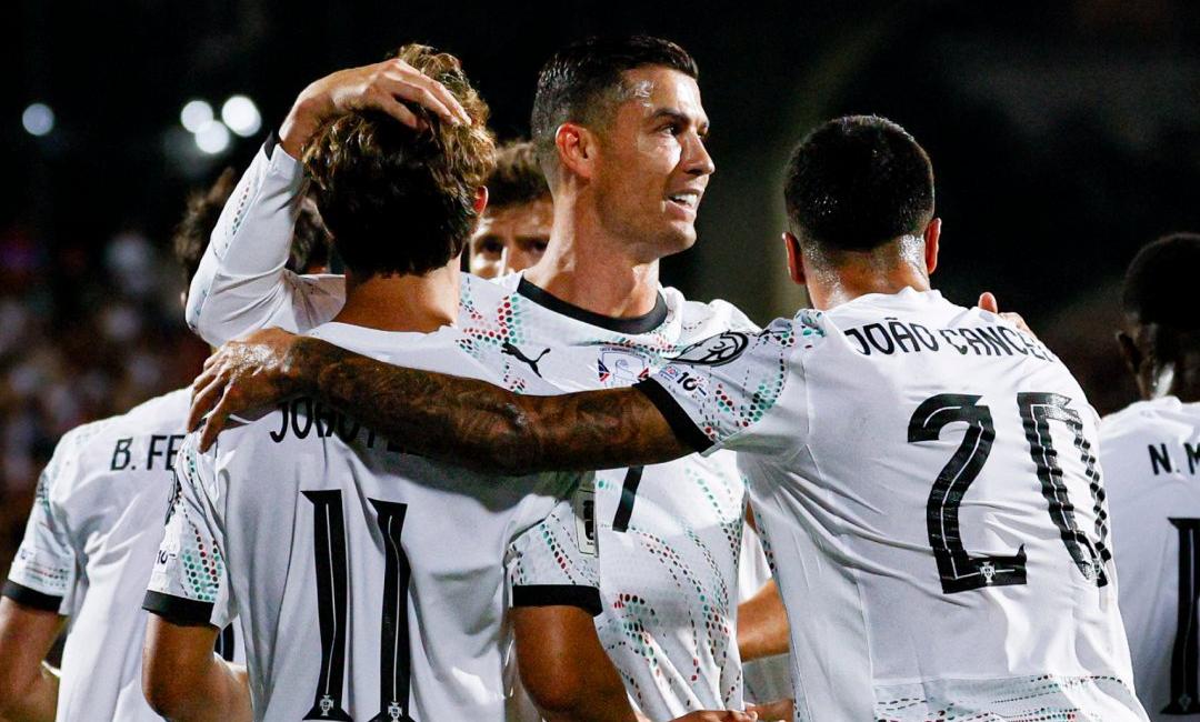 Pesepak-bola-timnas-Portugal-Cristiano-Ronaldo-merayakan-gol-bersama-rekan-satu-tim.jpg