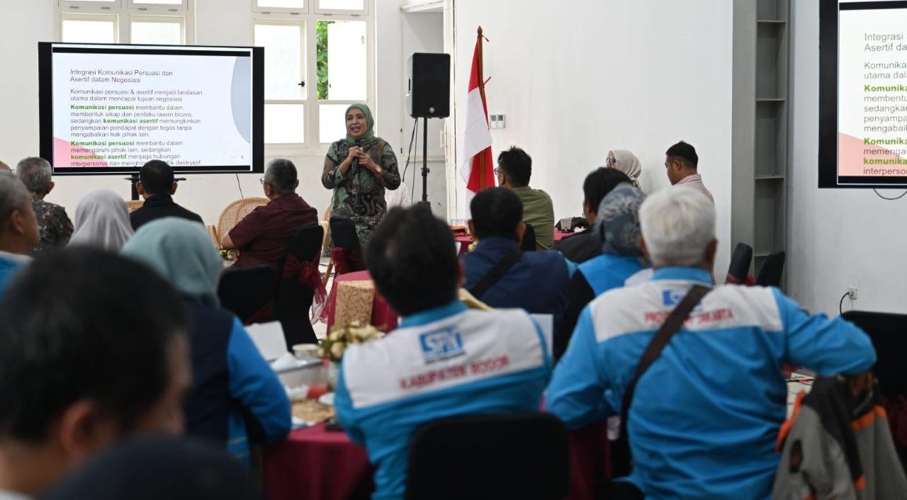 Peserta-workshop-literasi-keuangan-menyimak-pemaparan-akademisi.jpg