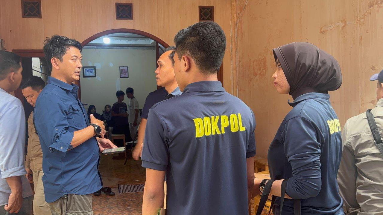 Petugas-Biddokes-di-rumah-pegawai-KKP-Ferry-Irawan-Bekasi-penumpang-pesawat-ATR-hilang-kontak.jpg