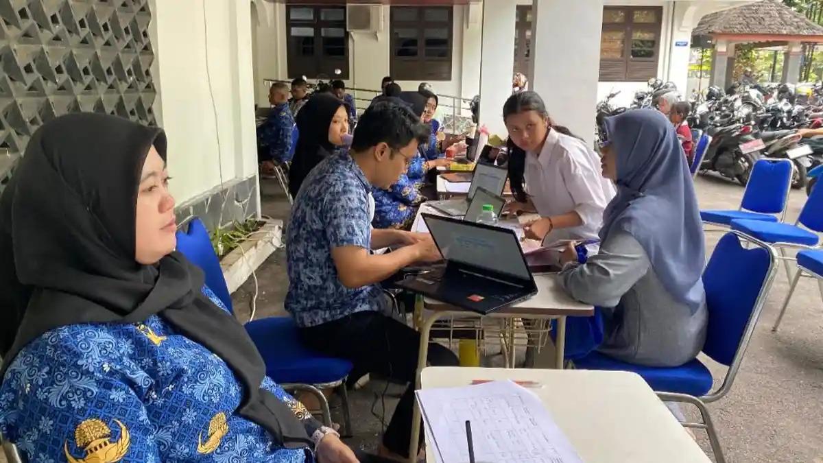 Petugas-Dinas-Pendidikan-membuka-layanan-Sistem-Penerimaan-Murid-Baru-SPMB-Bandung.jpg