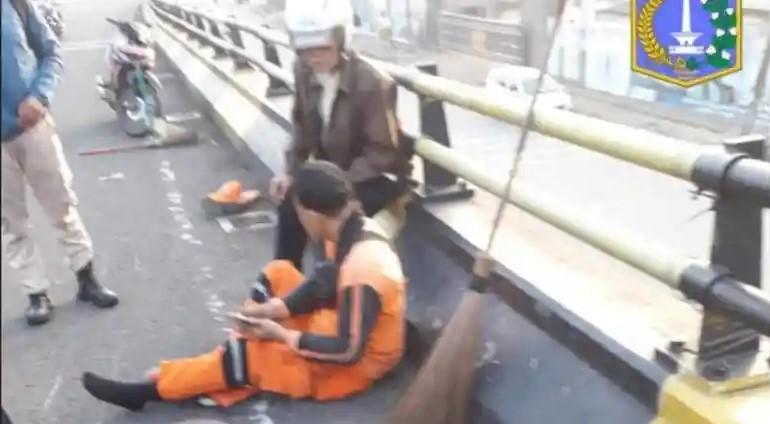 Petugas-PPSU-kecelakaan-ditabrak-pemotor-perempuan-di-Flyover-Pasar-Rebo.jpg