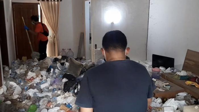 Petugas-dan-warga-melihat-kondisi-di-dalam-rumah-YL-di-Pati.jpg