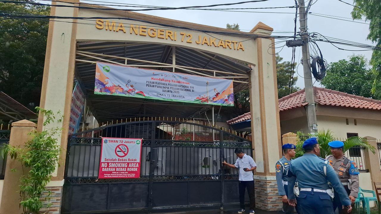 Petugas-kepolisian-dan-TNI-AL-berjaga-di-depan-SMAN-72-Jakarta-sehari-setelah-ledakan.jpg