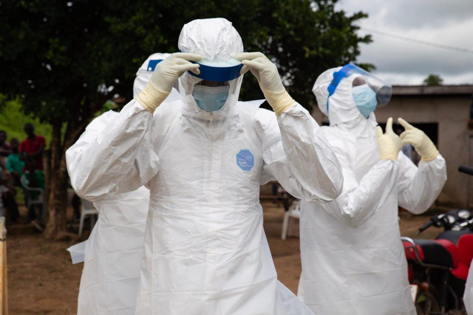 Petugas-medis-mengenakan-alat-pelindung-diri-lengkap-sebelum-memasuki-zona-isolasi-Ebola-di-Kongo.jpg