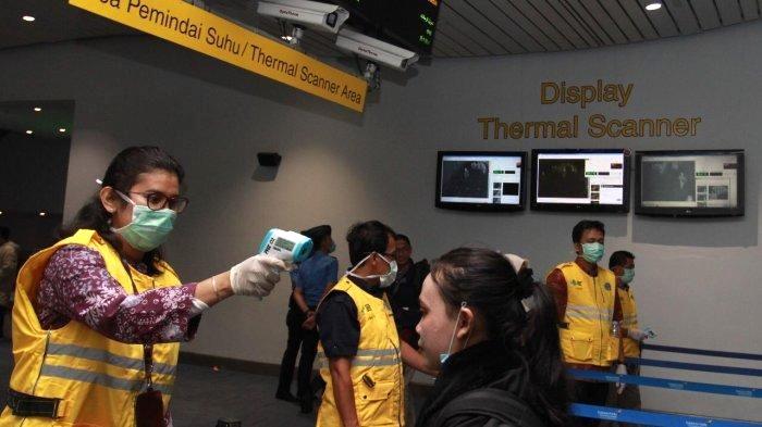 Petugas-thermo-gun-ke-penumpang-pesawat-kedatangan-internasional-bandara.jpg