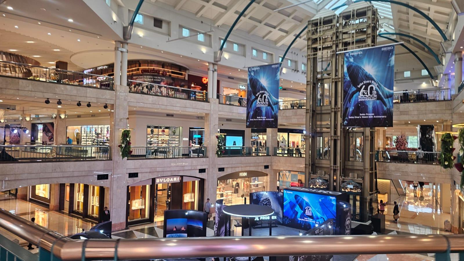 Toko Barang Mewah Dior dan Fendi Plaza Senayan Kosongkan Stok di Rak Display