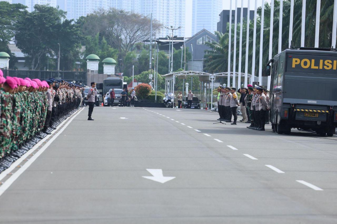 Polisi-TNI-apel-kesiapan-pengamanan-aksi-unjuk-rasa-peringatan-Hari-HAM-Sedunia-di-DPR-RI-Jakarta.jpg