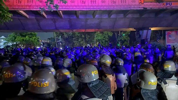 Kerusuhan May Day di Bandung, Massa Diduga Anarko Bakar Fasilitas Umum