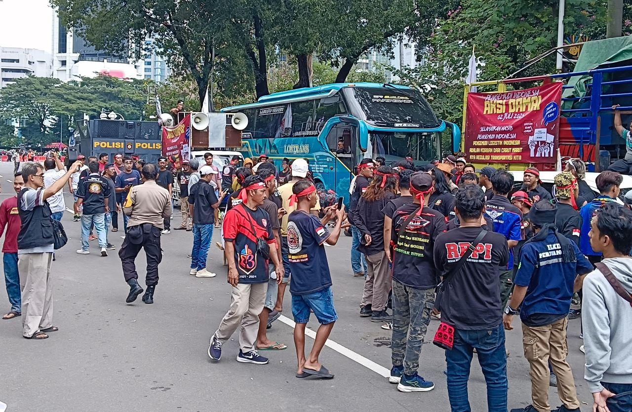 Polisi-kerahkan-ribuan-personel-gabungan-saat-demo-sopir-truk-RUU-ODOL-di-Jakarta-Pusat.jpg