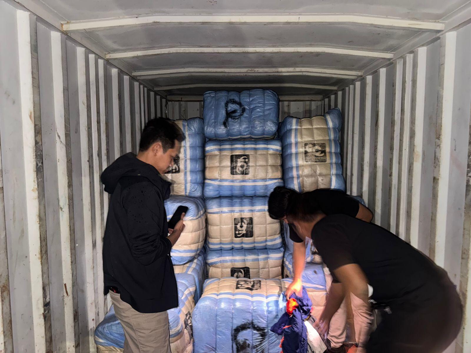 Pedagang Thrifting Ungkap Biaya Masuk Kontainer Pakaian Impor Ilegal di Pelabuhan Senilai Rp550 Juta