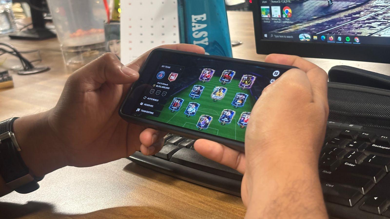 Potret-bermain-gim-FC-Mobile-dari-EA-Sports-diambil-Senin-1252026.jpg