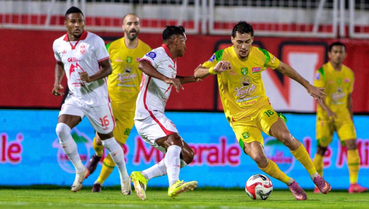 Potret-duel-Malut-United-vs-Persebaya-Surabaya-pada-pekan-ke-29-Super-League.jpg