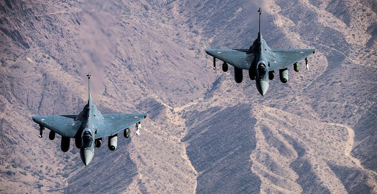 JET TEMPUR INDIA - Potret jet tempur Tejas yang diproduksi Hindustan Aeronautics Limited (HAL) India.