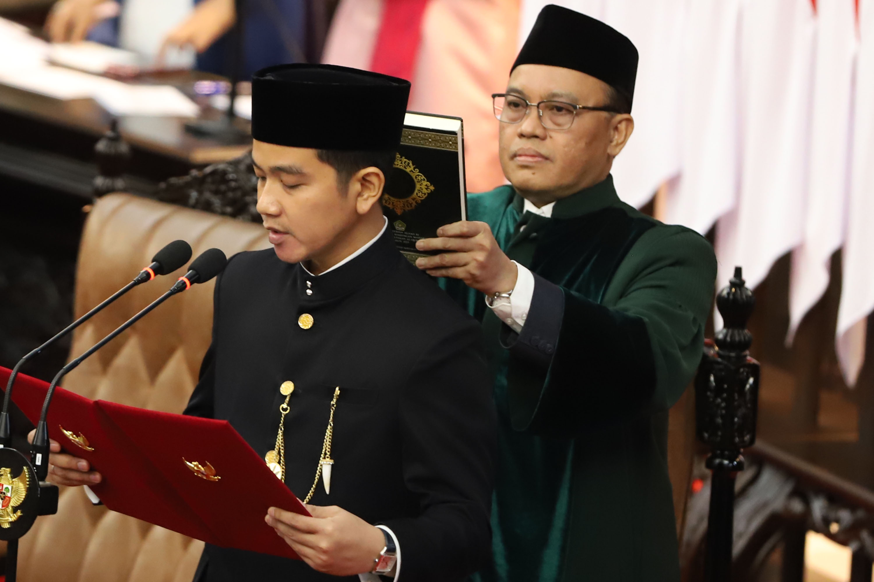 Prabowo-Gibran-Resmi-Menjadi-Presiden-dan-Wakil-Presiden_20241020_143112.jpg