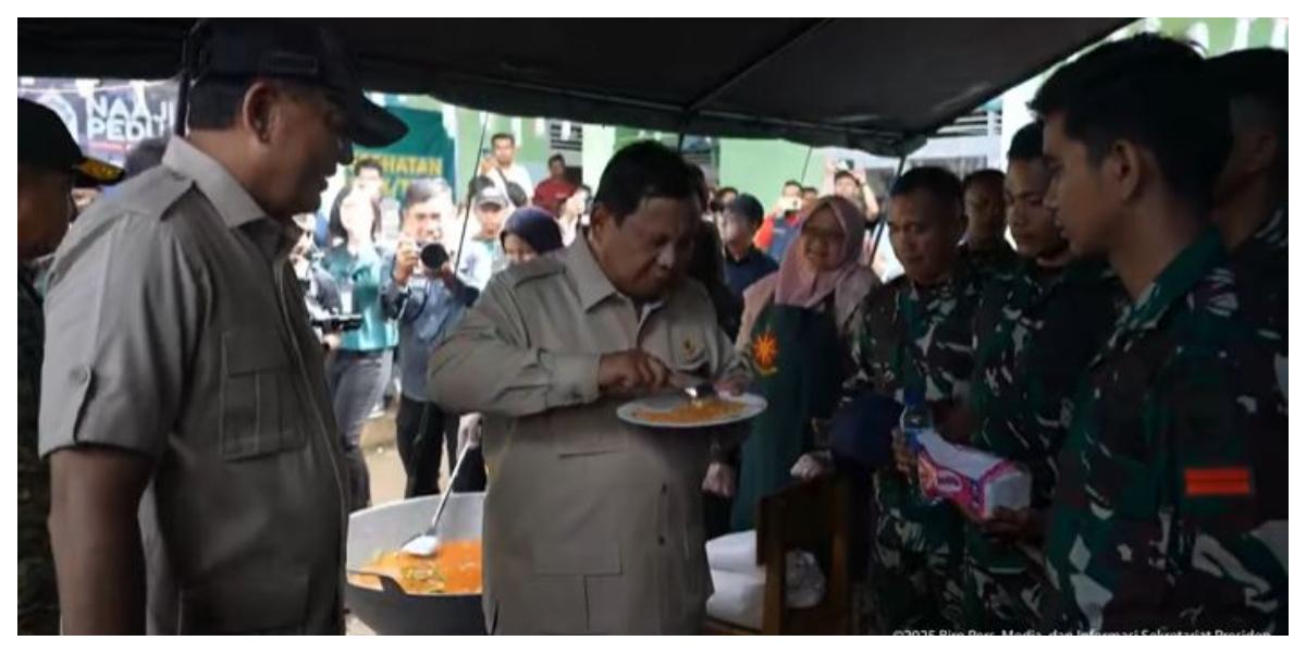 Prabowo-Menyantap-Nasi-Goreng-Lauk-Telur-Ceplok.jpg