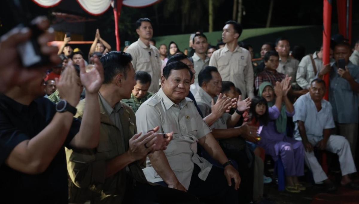 Prabowo Nyanyi ‘Tanah Airku’ Bersama Pengungsi Banjir saat Detik-detik Tahun Baru 2026