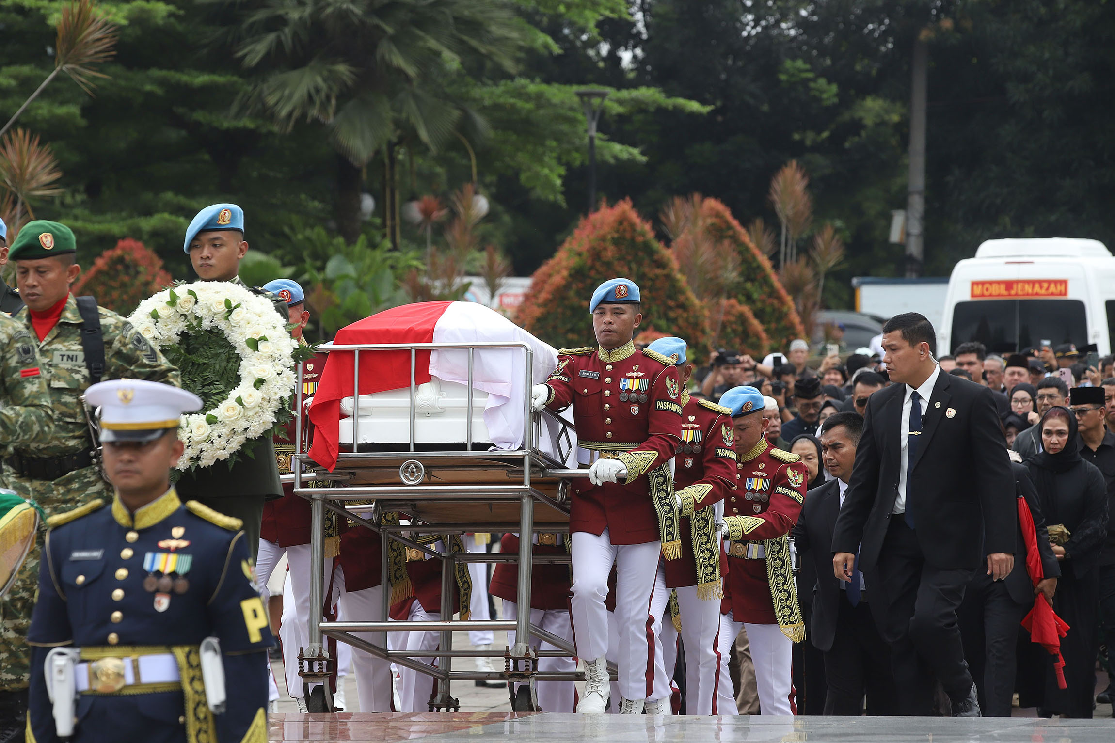 Prabowo-Pimpin-Upacara-Pemakaman-Wapres-Keenam-Try-Sutrisno_20260302_161641.jpg