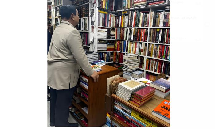 Prabowo-Singgah-di-Toko-Buku-Langganannya-di-New-Delhi.jpg