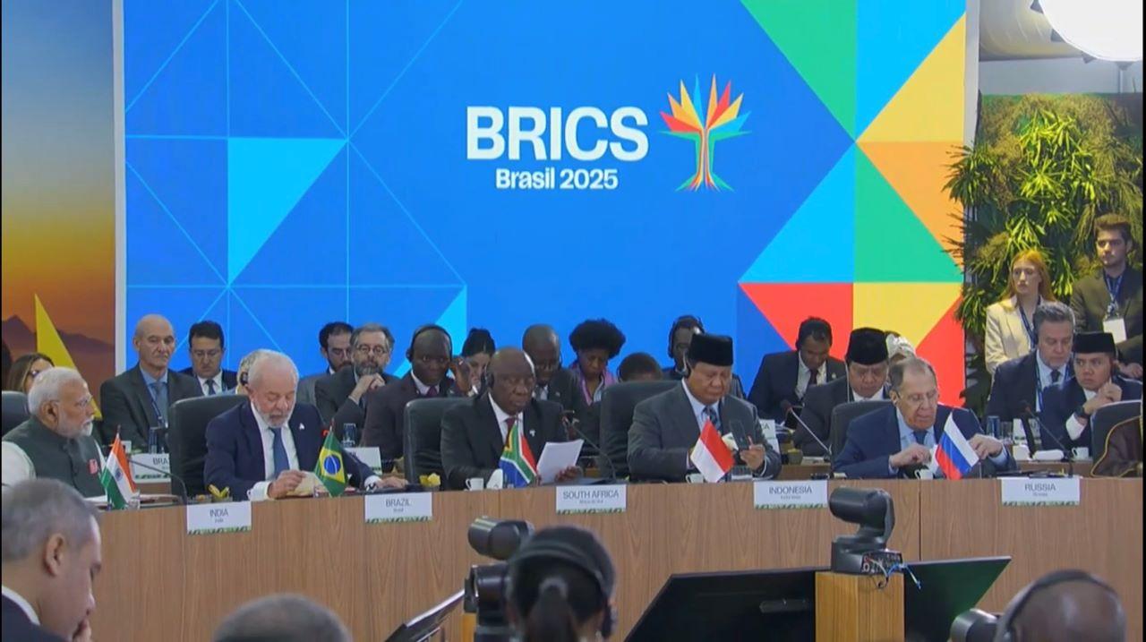 Momen Prabowo di KTT BRICS: Diapit Lavrov dan Ramaphosa, Tegas Tolak Perang