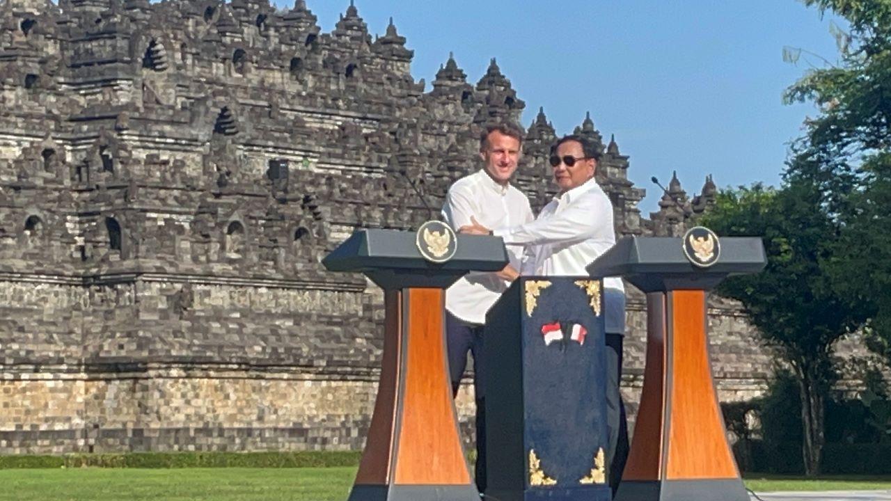 Prabowo-Subianto-dan-Presiden-Prancis-Emannuel-Macron-mengunjungi-Candi-Borobudur.jpg
