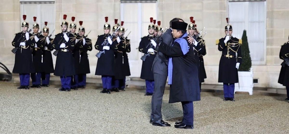 Prabowo-Subianto-mendapat-pelukan-dari-Presiden-Prancis-Emmanuel-Macron.jpg