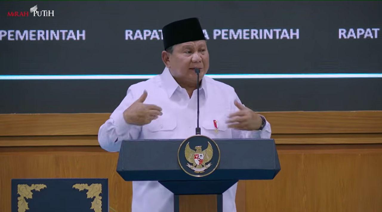 JANJI POLITIK - Presiden Prabowo Subianto memberikan taklimat dalam rapat kerja bersama anggota Kabinet Merah Putih di Istana Kepresidenan, Jakarta, Rabu (8/4/2026). Dalam kesempatan tersebut, Presiden menegaskan komitmen pemerintah dalam merealisasikan seluruh janji politiknya dan menantang publik menagih hasil kerjanya agar tidak sekadar menjadi 