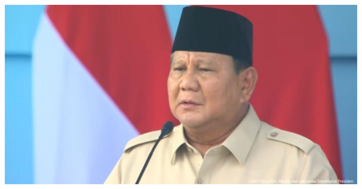 Presiden Prabowo Subianto duduk di kursi kepala meja, memimpin rapat penting dengan beberapa menteri Kabinet Merah Putih, Kapolri, dan Panglima TNI. Ruangan rapat formal dengan penerangan yang baik, menunjukkan suasana diskusi serius. Para peserta tampak mendengarkan dengan seksama.