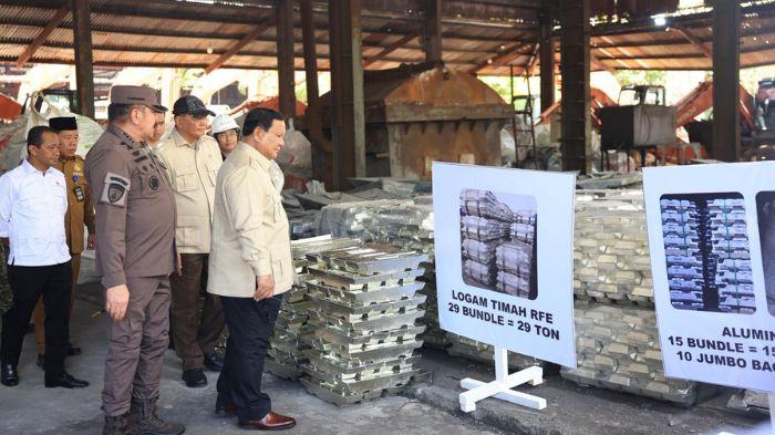 Prabowo-saat-meninjau-logam-timah-sitaan.jpg
