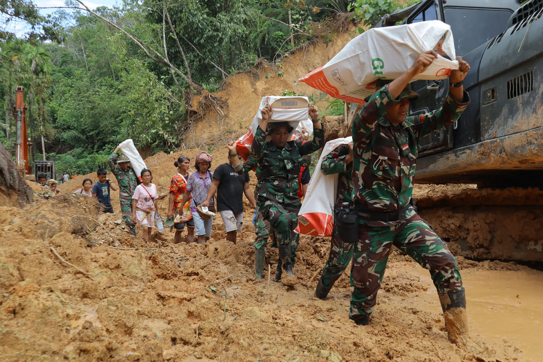 Perumahan TNI AU Hingga Markas Yonif 111 Terdampak Banjir Sumatera, Prajurit Tetap Bantu Warga