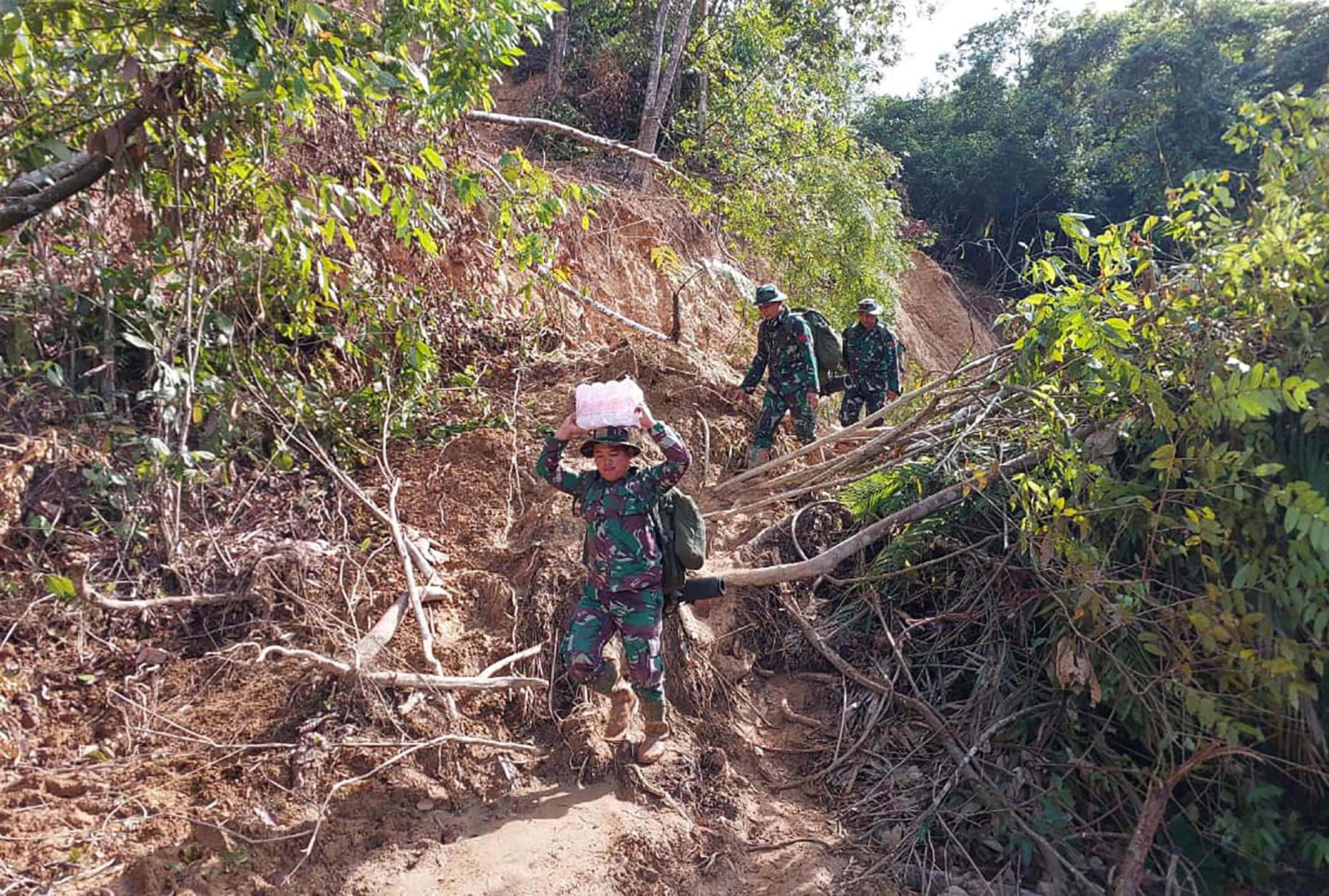 Prajurit-TNI-Berikan-Bantuan-Korban-Bencana-dengan-Berjalan-Kaki_20251209_085914.jpg