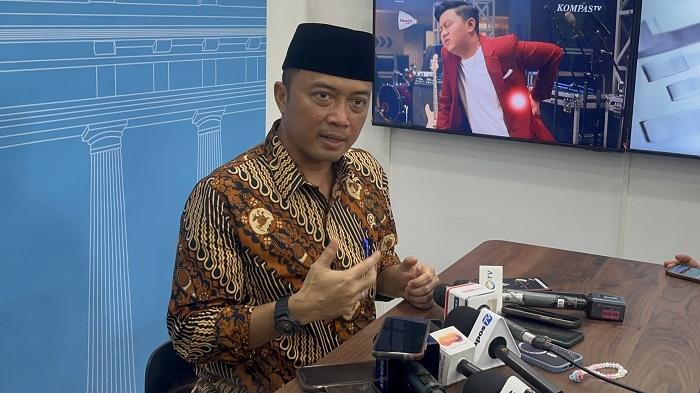 Prasetyo-Hadi-di-Komplek-Istana-1.jpg