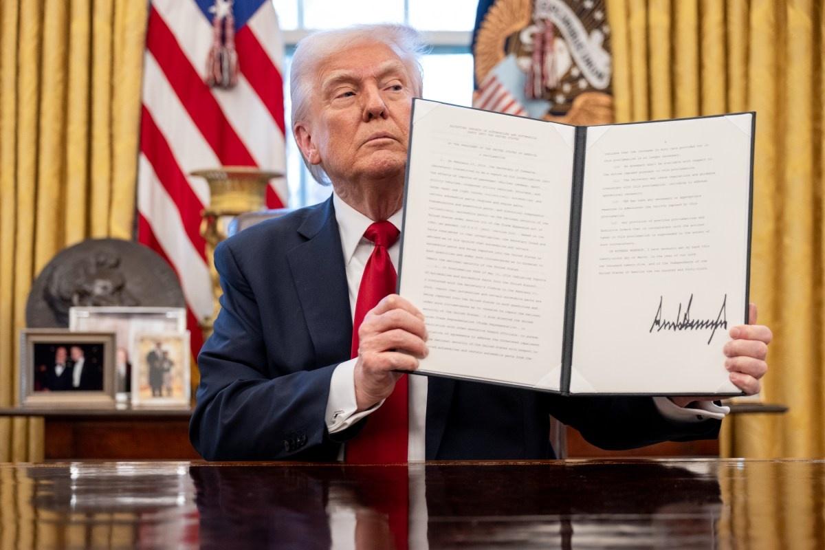 Presiden-AS-Donald-T1rump-saat-mengumumkan-tarif-impor-mobil.jpg