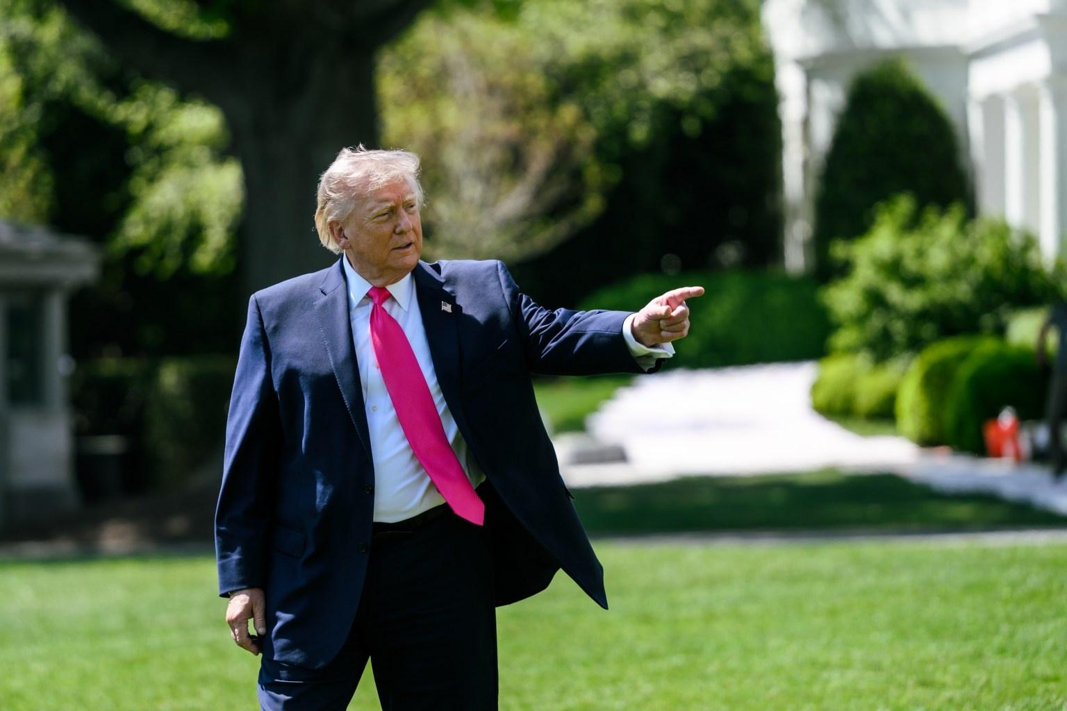 LANGKAH DONALD TRUMP - Presiden AS Donald Trump berbicara dengan anggota media sebelum menaiki Marine One di South Lawn Gedung Putih, Kamis, 16 April 2026, dalam perjalanan ke Joint Base Andrews untuk perjalanan ke Las Vegas. (Foto Resmi Gedung Putih)