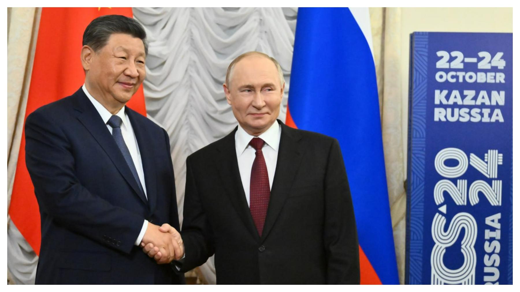 HUBUNGAN CHINA-RUSIA - Presiden China Xi Jinping berjabat tangan dengan Presiden Rusia Vladimir Putin di sela-sela KTT BRICS di Kazan, 22 Oktober 2024. Menurut laporan intelijen Ukraina, Rusia berencana melatih pasukan China tentang persenjataan yang diproduksi oleh Amerika dan NATO, untuk apa?