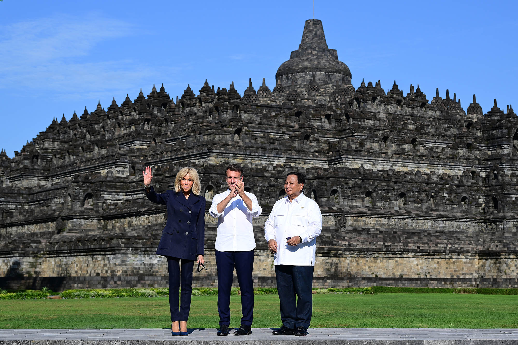 Presiden-Emmanuel-Macron-Kunjungi-Candi-Borobudur_20250530_102050.jpg