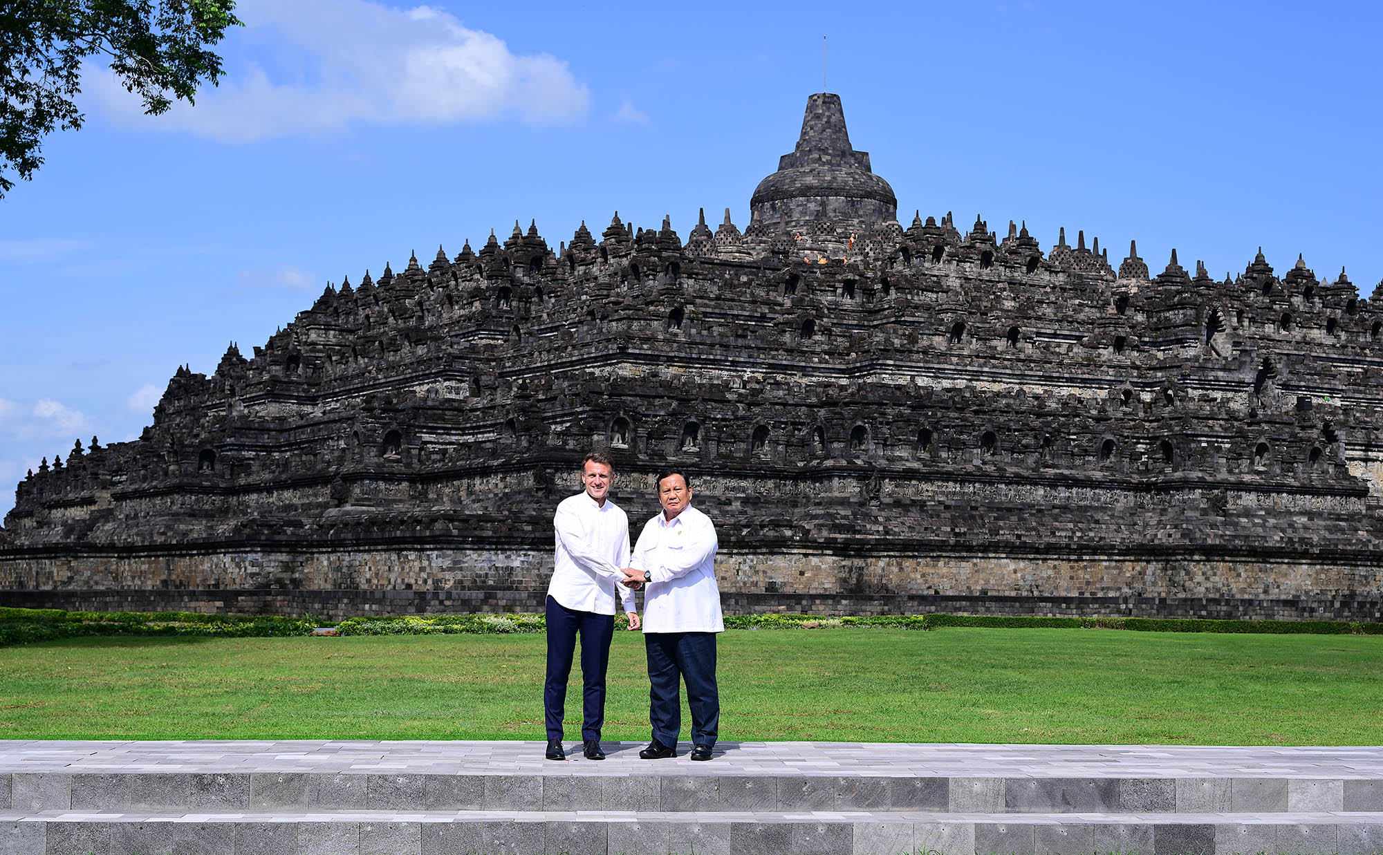 Presiden-Emmanuel-Macron-Kunjungi-Candi-Borobudur_20250530_102213.jpg