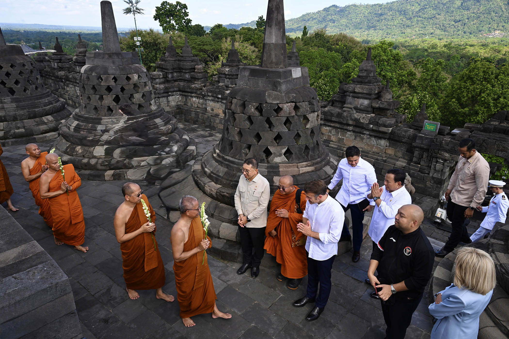 Presiden-Emmanuel-Macron-Kunjungi-Candi-Borobudur_20250530_102852.jpg