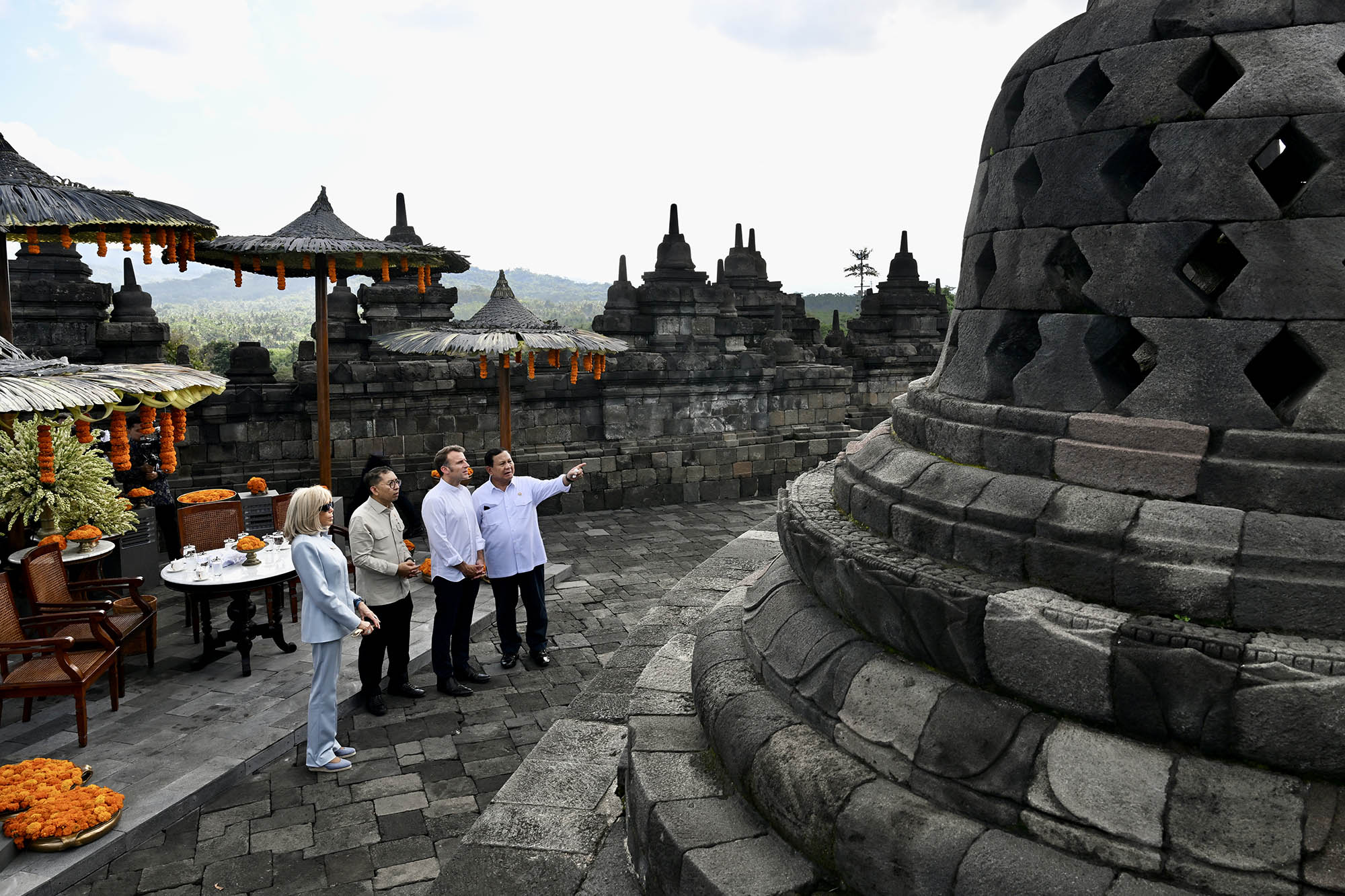Presiden-Emmanuel-Macron-Kunjungi-Candi-Borobudur_20250530_103214.jpg