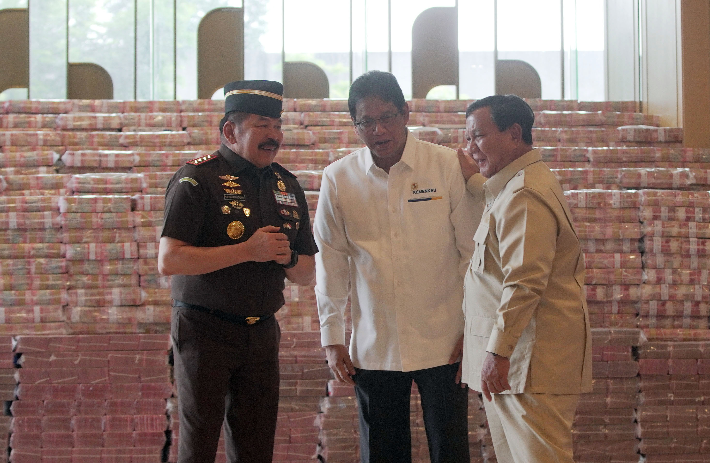 Presiden-Hadiri-Penyerahan-Uang-Hasil-Korupsi-CPO_20251020_170319.jpg
