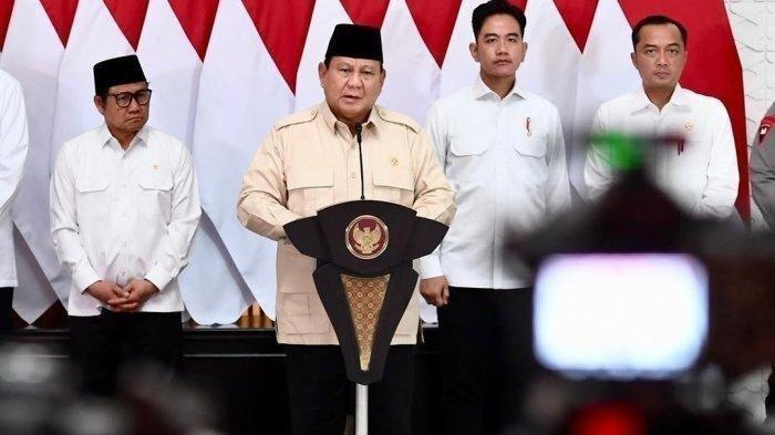 BANJIR SUMATRA - Presiden Prabowo Subianto didampingi Wakil Presiden Gibran Rakabuming Raka, Mensesneg Prasetyo Hadi, dan Menko Pemberdayaan Masyarakat Muhaimin Iskandar, memberikan keterangan pers di Pangkalan TNI AU Halim Perdanakusuma, Jakarta, 23 Januari 2025. Prasetyo Hadi pada Kamis, 22 Januari 2026, mengumumkan pencabutan izin 28 perusahaan pasca-banjir Sumatra, namun menegaskan operasional tidak otomatis berhenti.