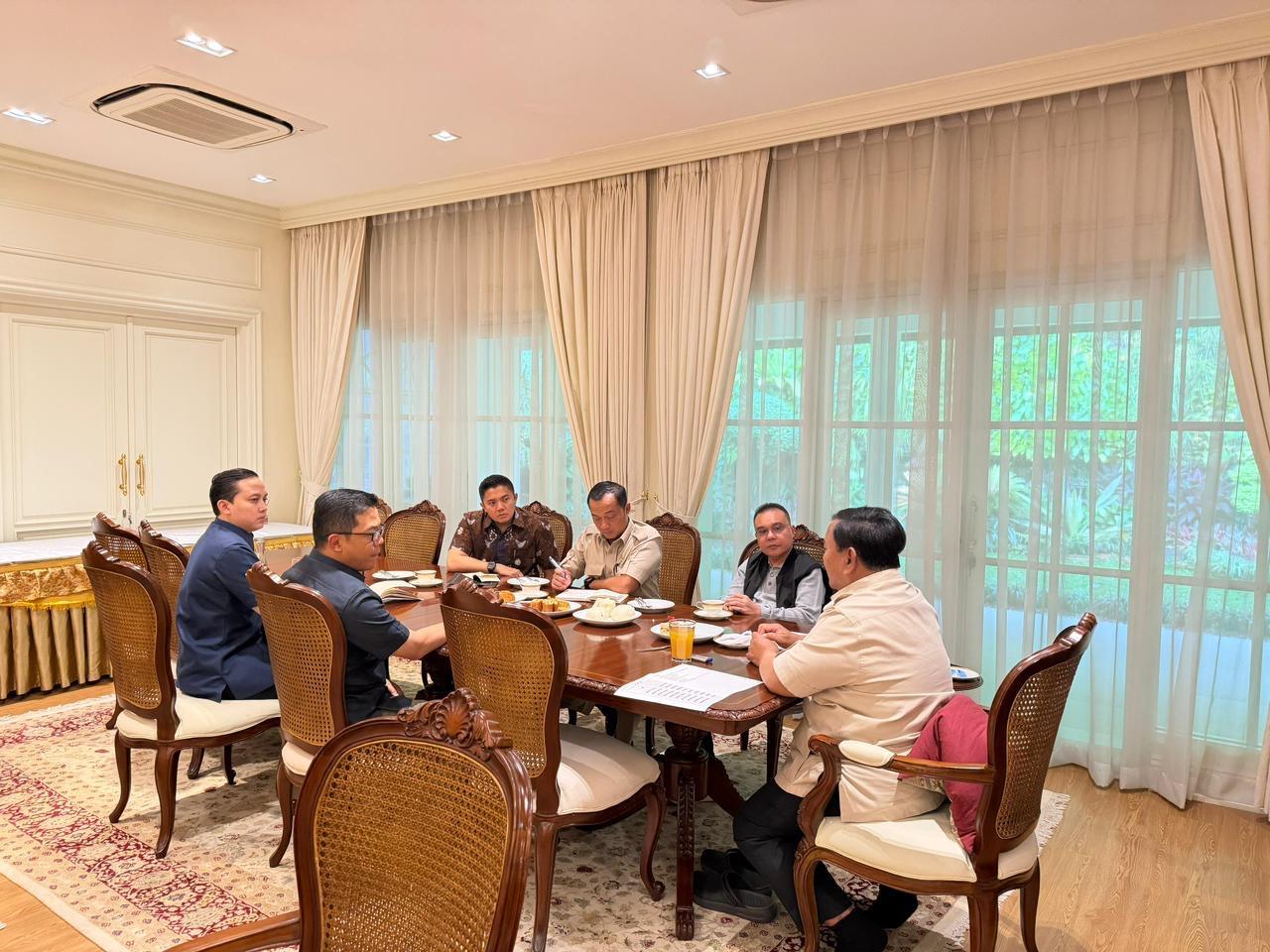Prabowo Gelar Pertemuan dengan Dasco dan Sugiono di Kediamannya