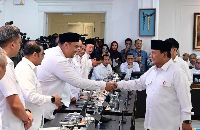Presiden-Prabowo-Subianto-menyalami-Menteri-Pemuda-dan-Olahraga-Dito-Ariotedj.jpg